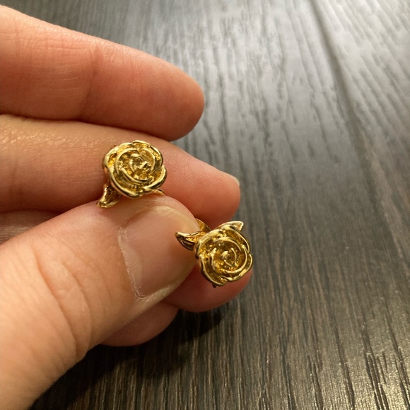 Gold pleated Rose earring - Picture 1 of 4